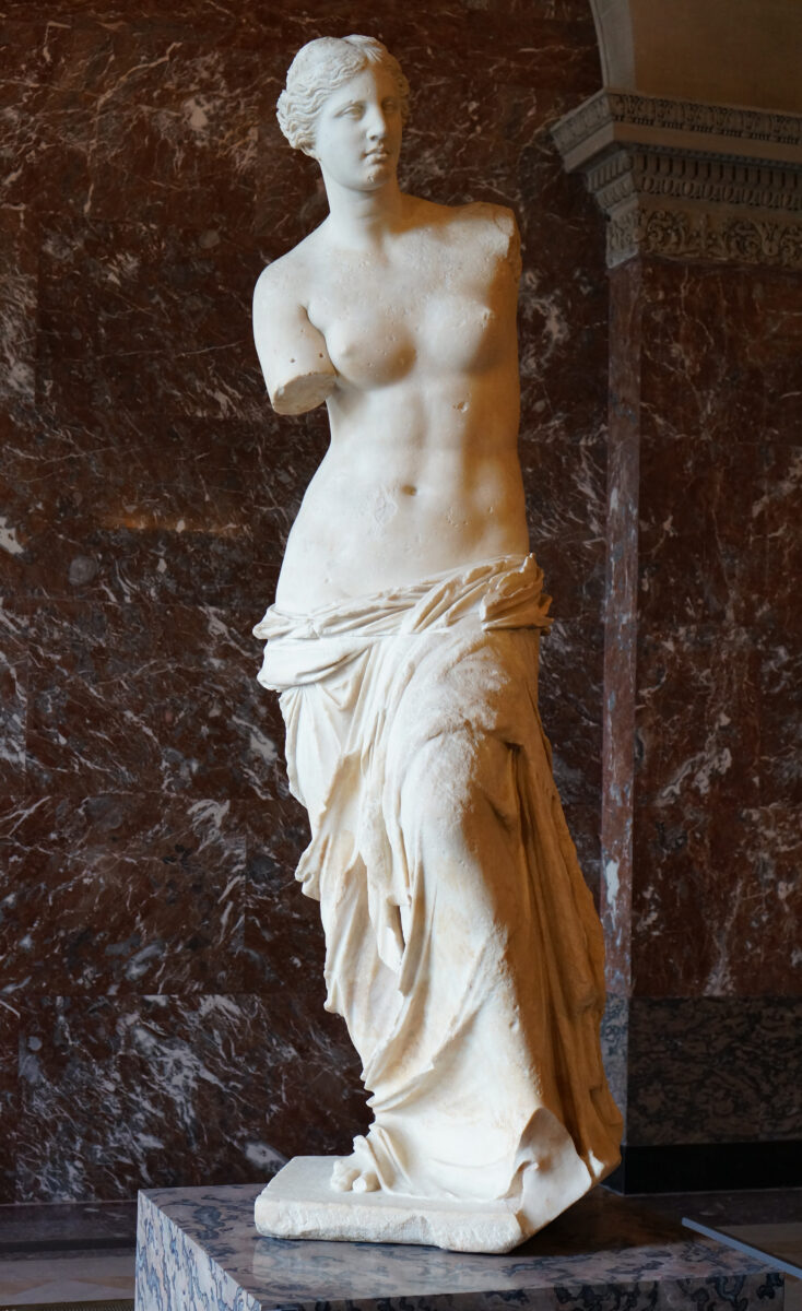 La Vénus de Milo, fait plus de 2 mètres de hauteur et est taillée dans deux blocs de marbre.