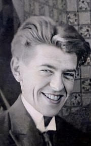 René Magritte à l'âge de 24 ans.